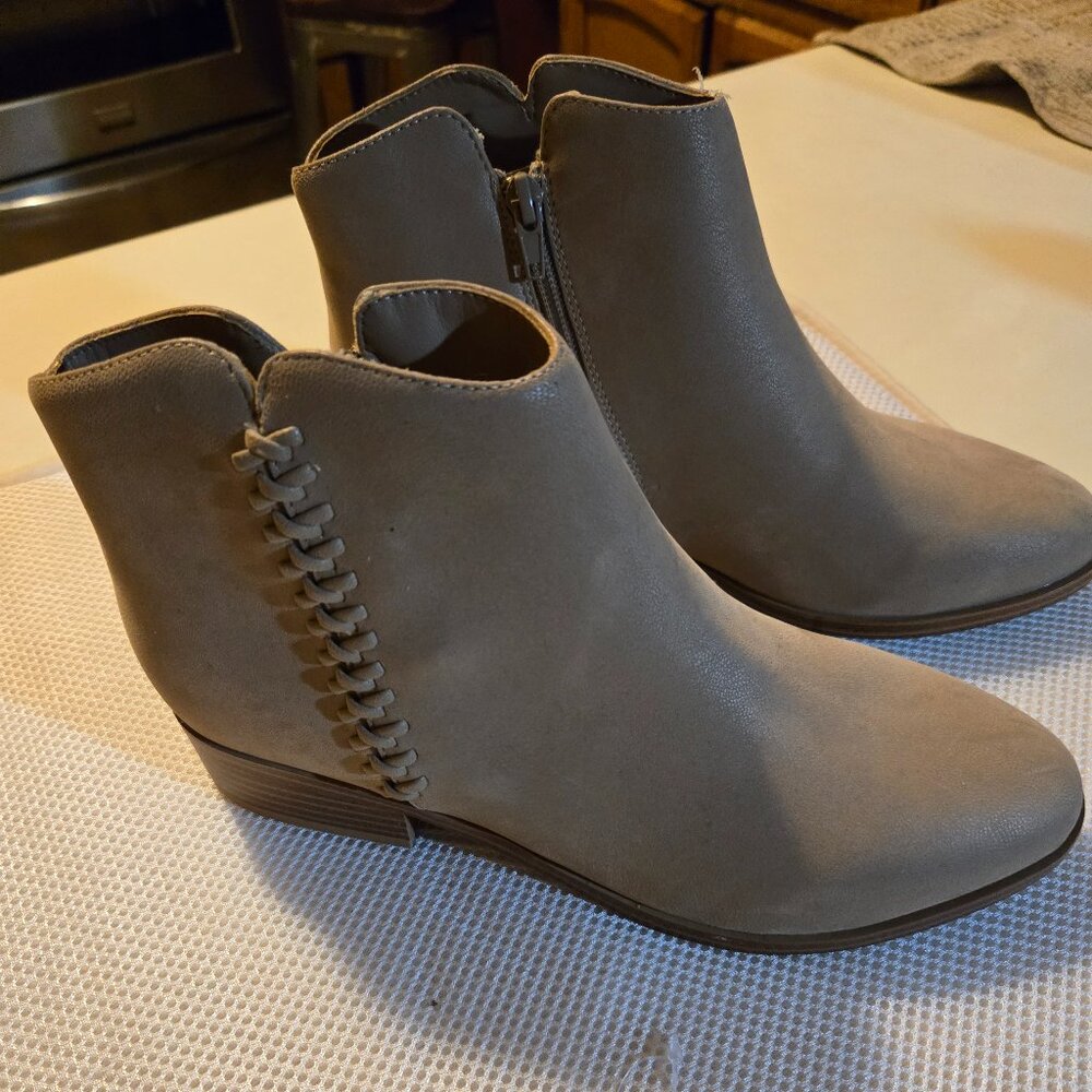 MIA 7.5 camel booties with cute stitching up side of boot - Picture 2 of 4